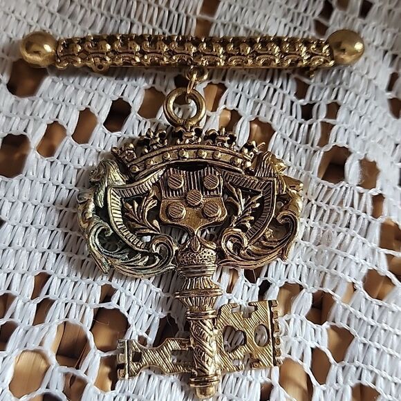 Vintage Gold Brooch with Bar & Intricate Key Design - Picture 5 of 5